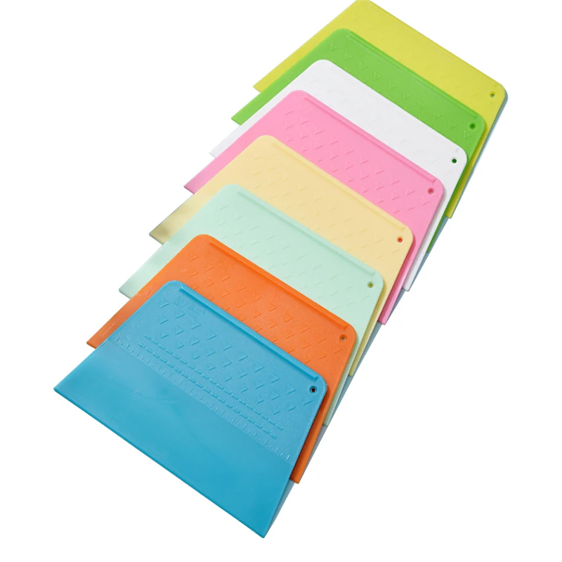 Пластиковый скребок