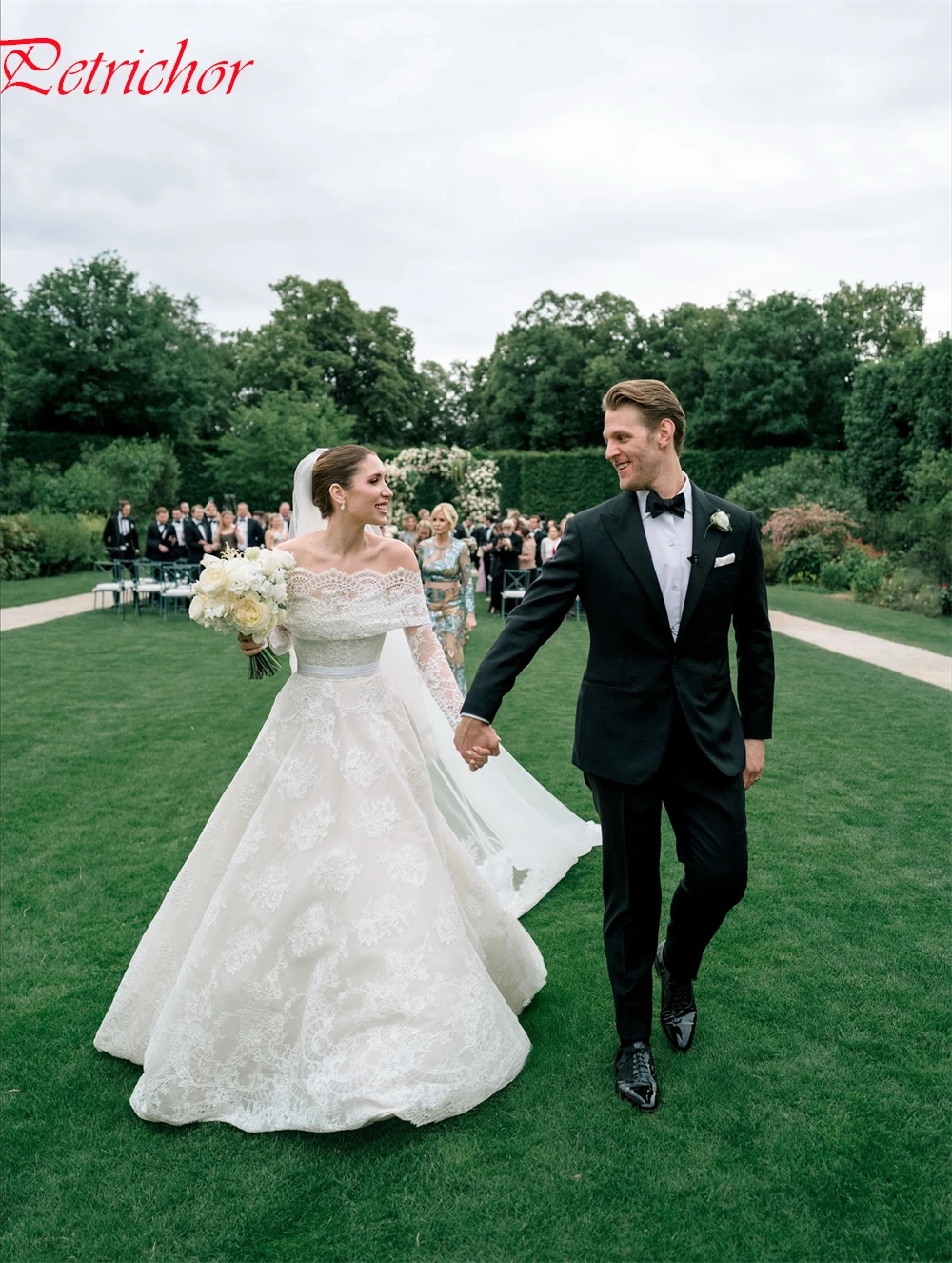 Очаровательное белое кружевное свадебное платье по индивидуальному заказу - Фотография_5