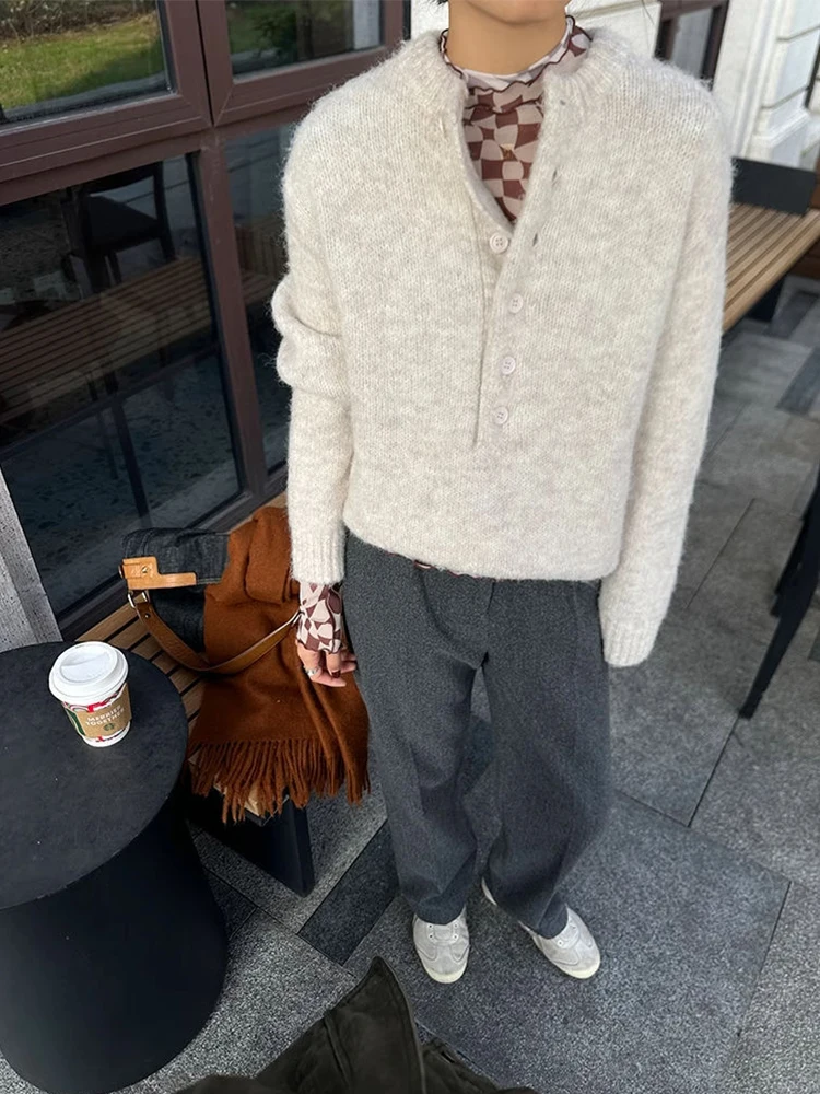 Вязаный женский свитер с полуоткрытым воротником в стиле ретро - Фотография_4