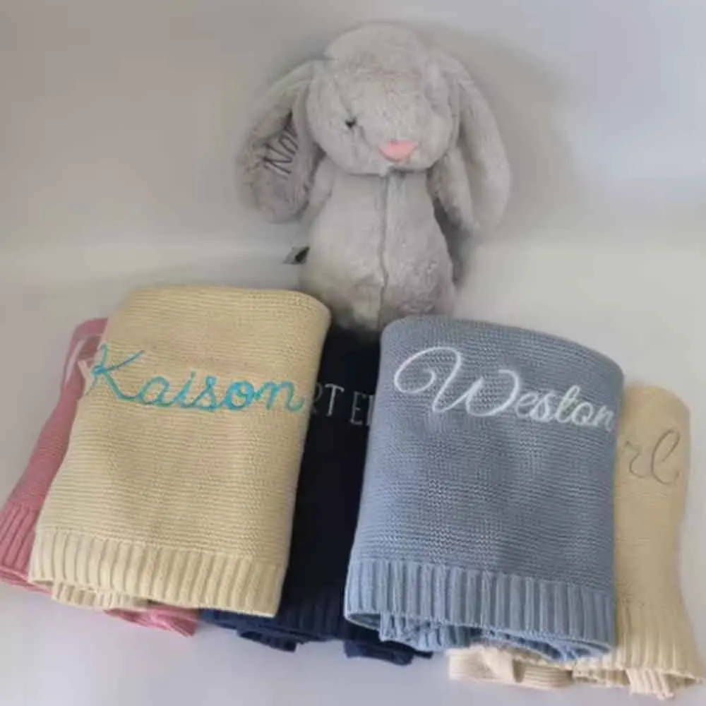 Персонализированное вязаное одеяло с вышитым именем ребенка