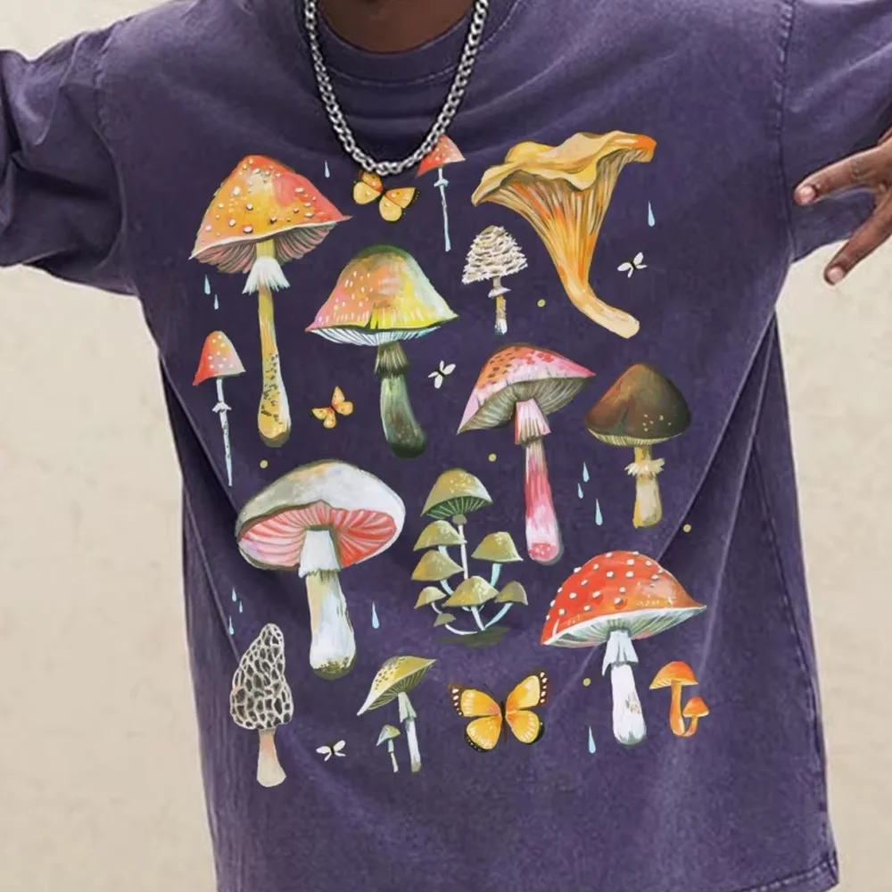 Футболка с потертыми плечами в стиле ретро