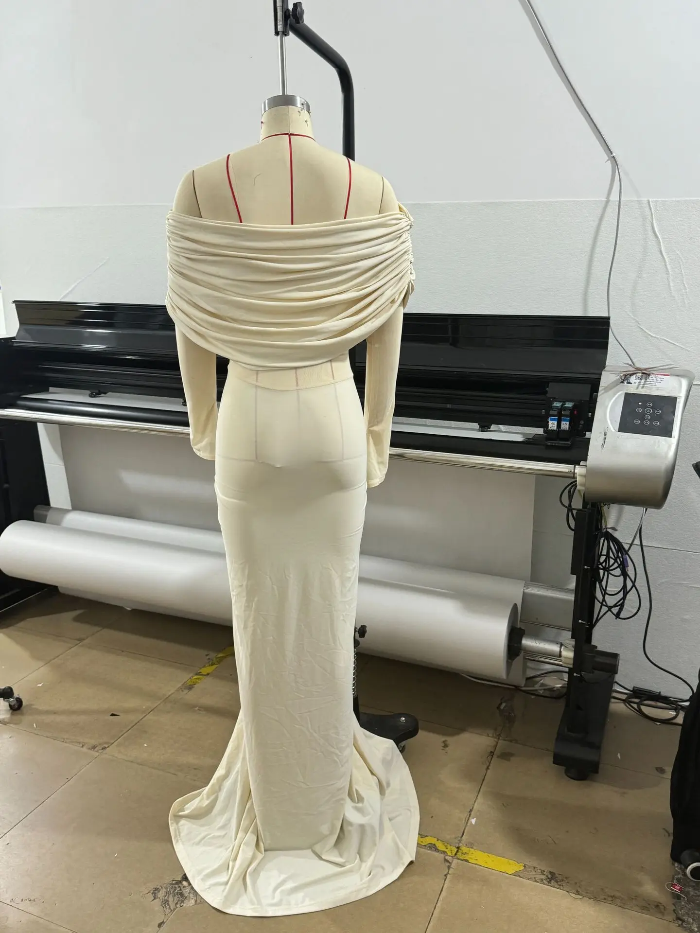 Бежевое женское платье для выпускного вечера - Фотография_5