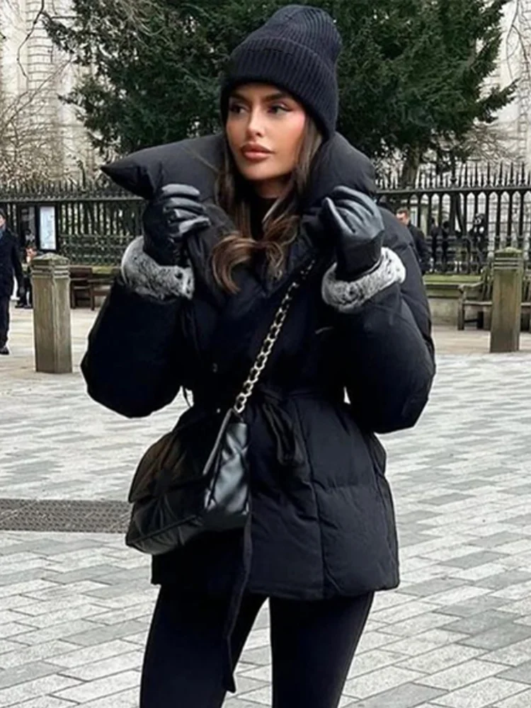 Модный желтый вязаный свитер с буквами