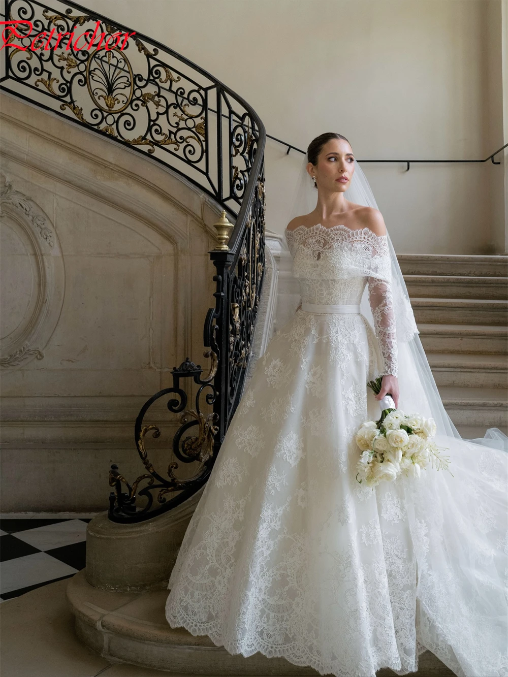 Очаровательное белое кружевное свадебное платье по индивидуальному заказу - Фотография_4