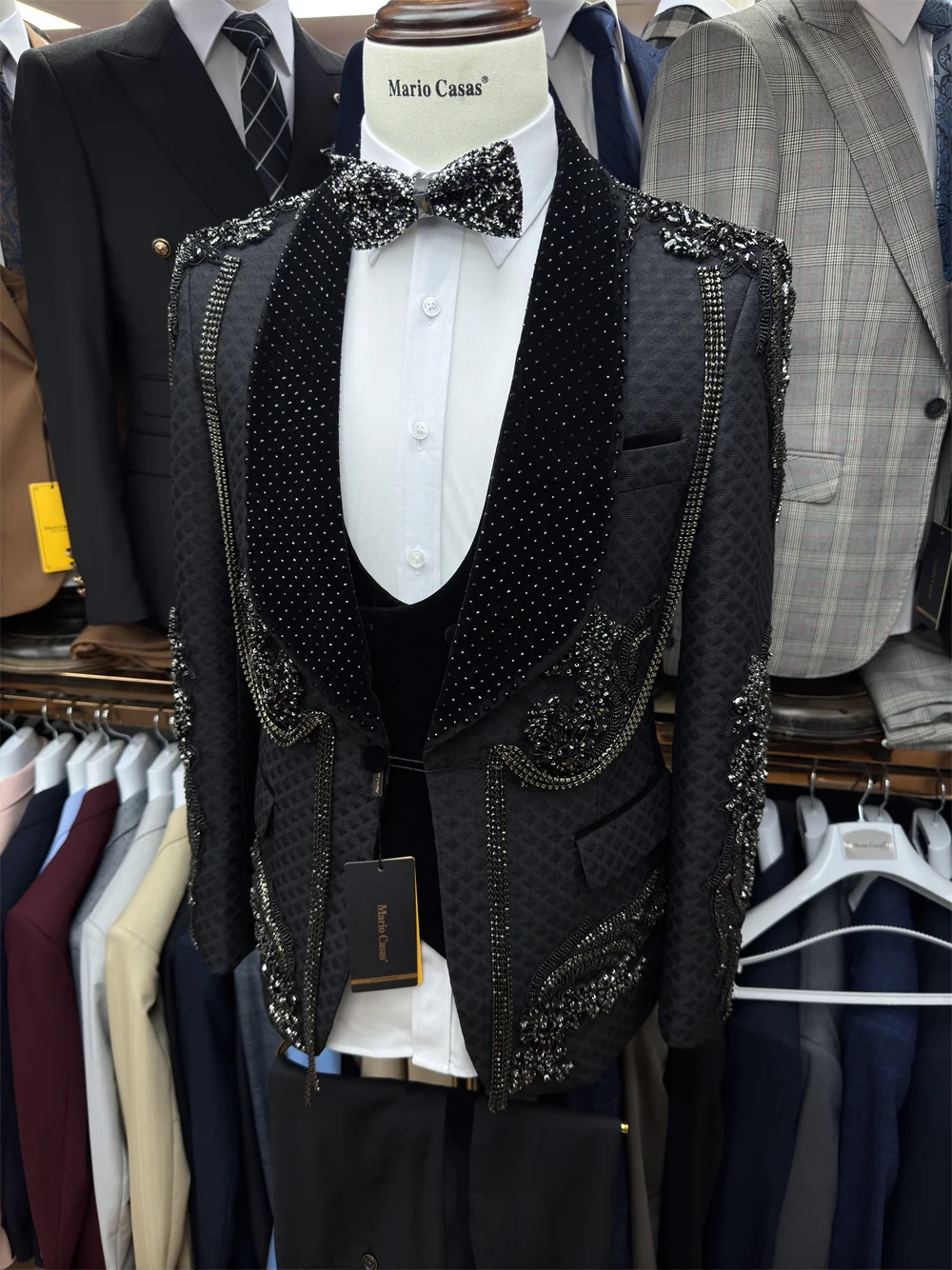 Черный мужской костюм