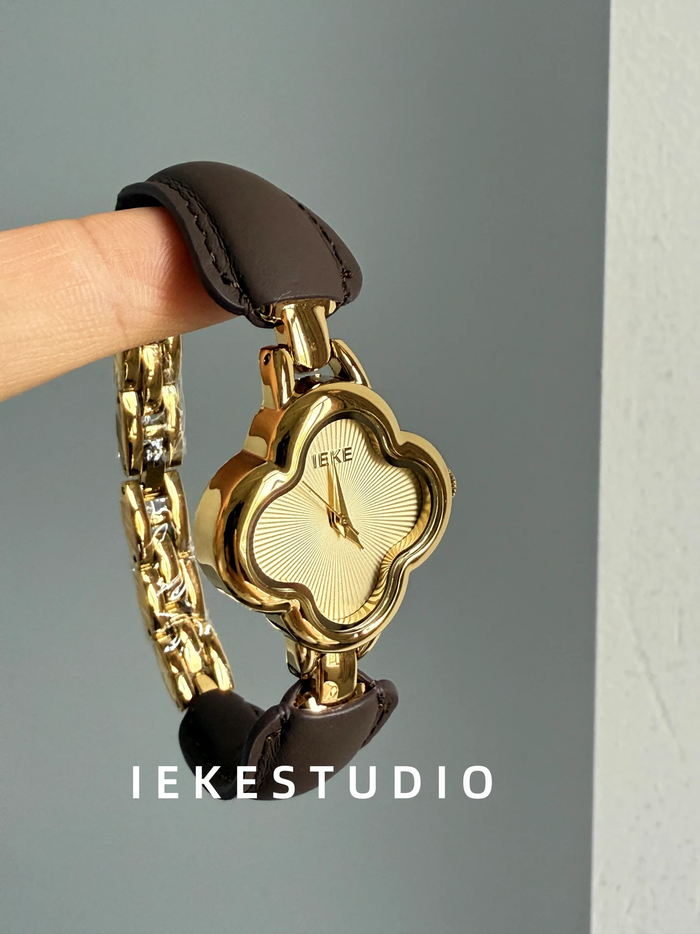 Коричневые винтажные роскошные часы - Фотография_2