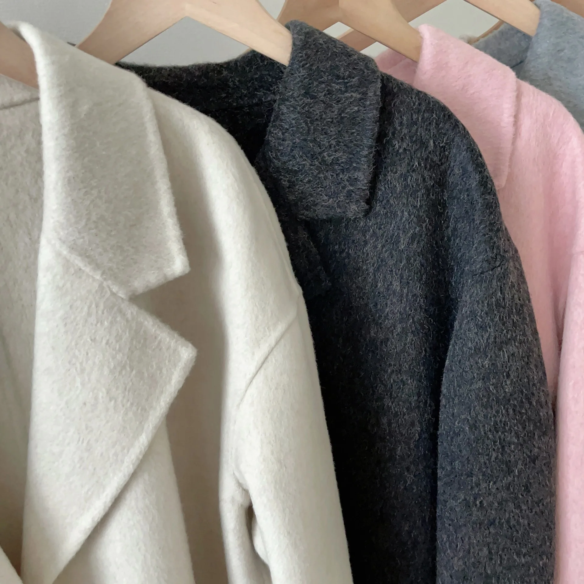 Женское шерстяное пальто с заниженной грудью - Фотография_5