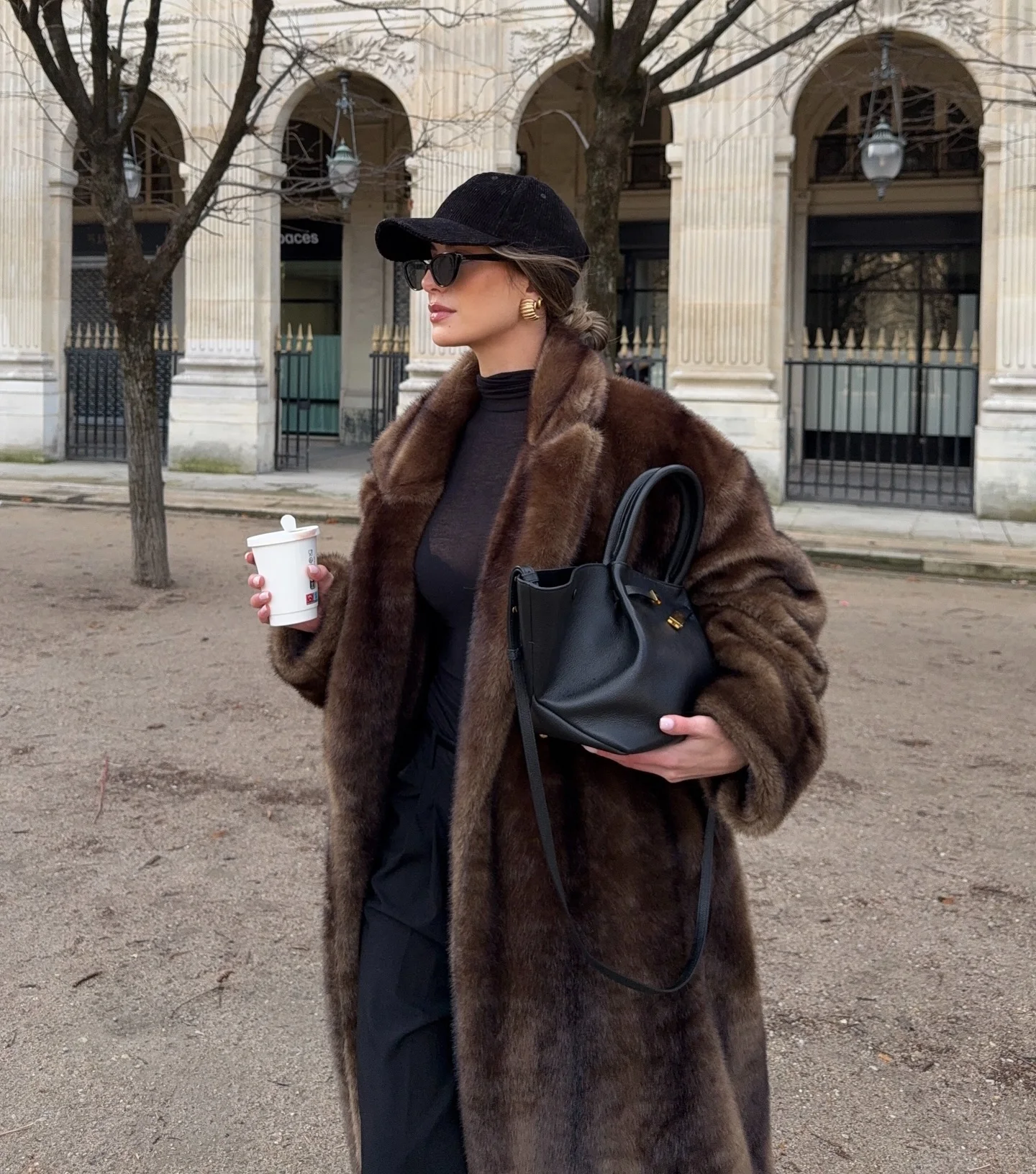 Темно-коричневое длинное пальто из искусственного меха - Фотография_6