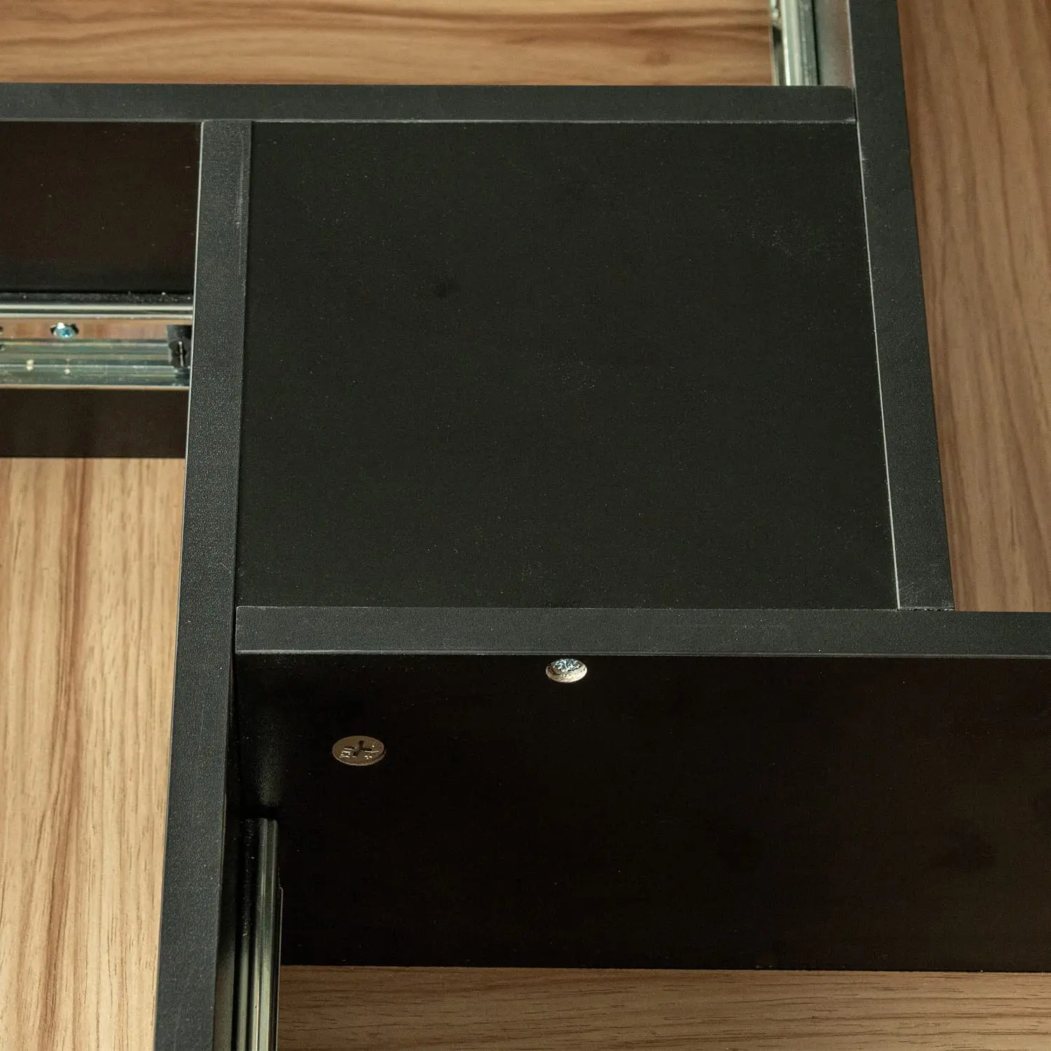 Современный журнальный столик с 4 ящиками - Фотография_3