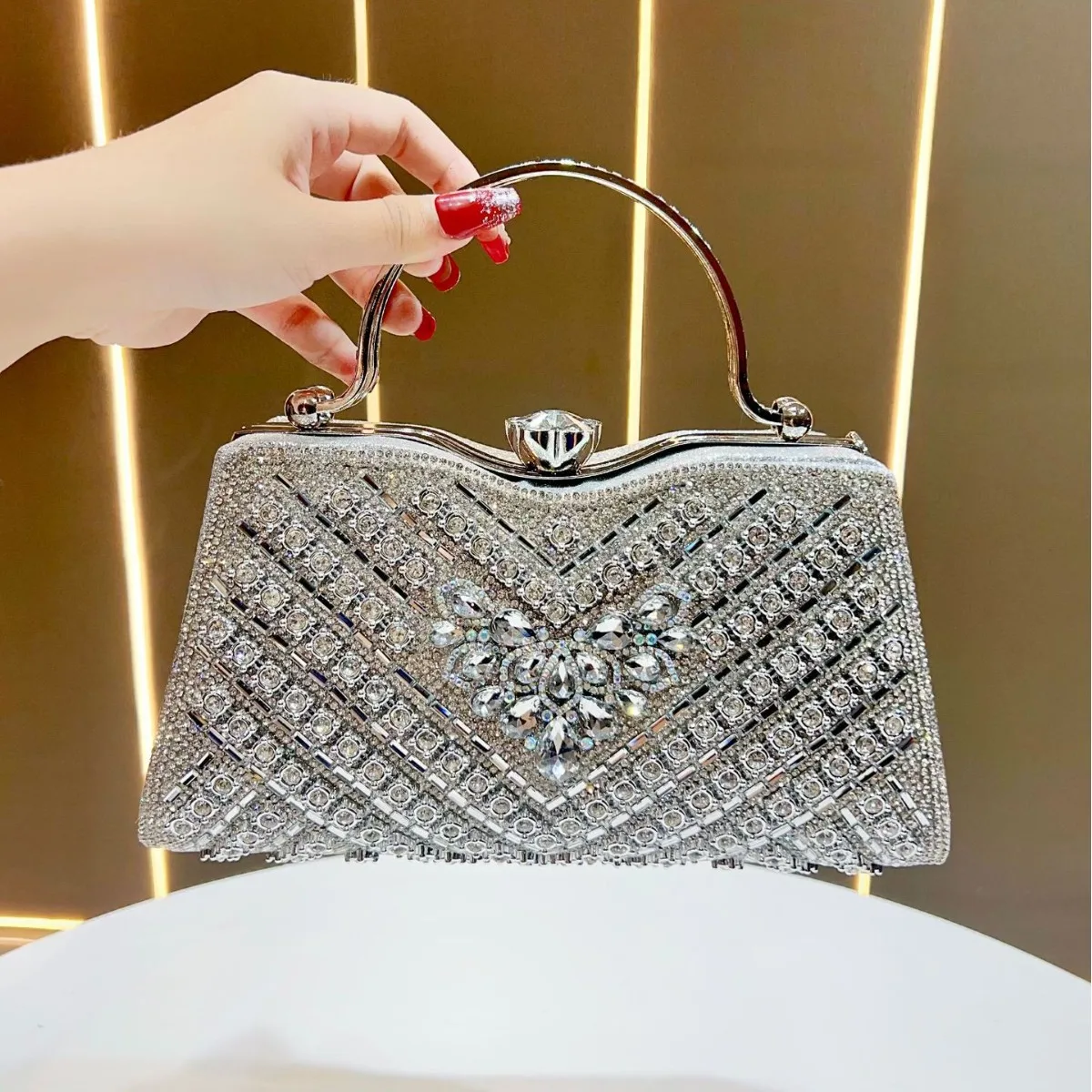 Нежная красочная вечерняя сумка с бриллиантами - Фотография_6