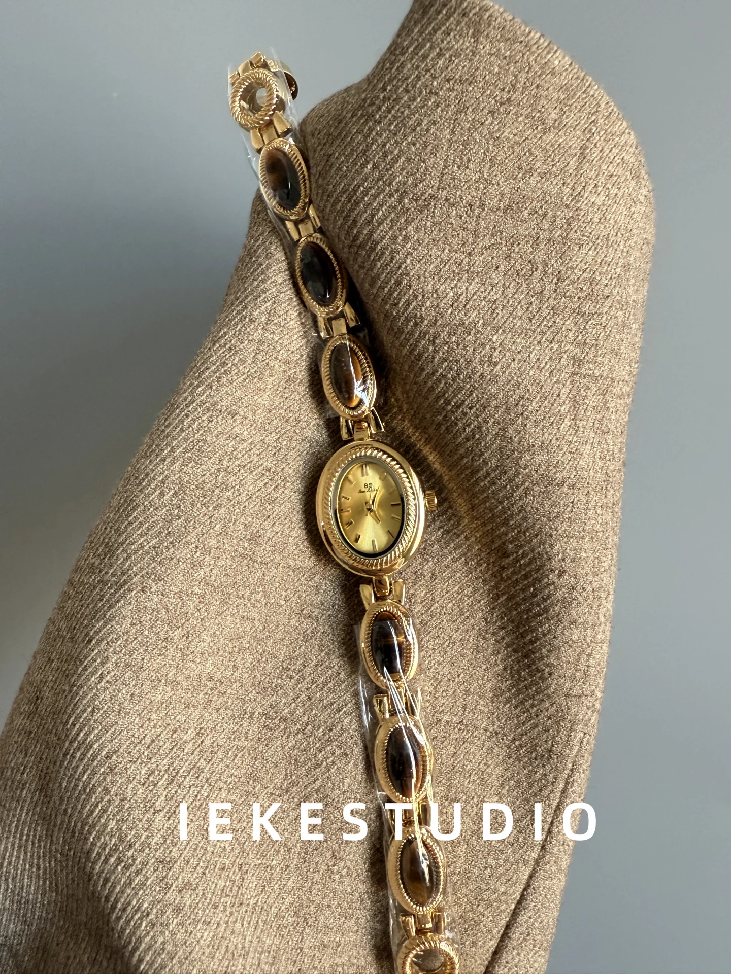 Коричневые винтажные роскошные часы - Фотография_5