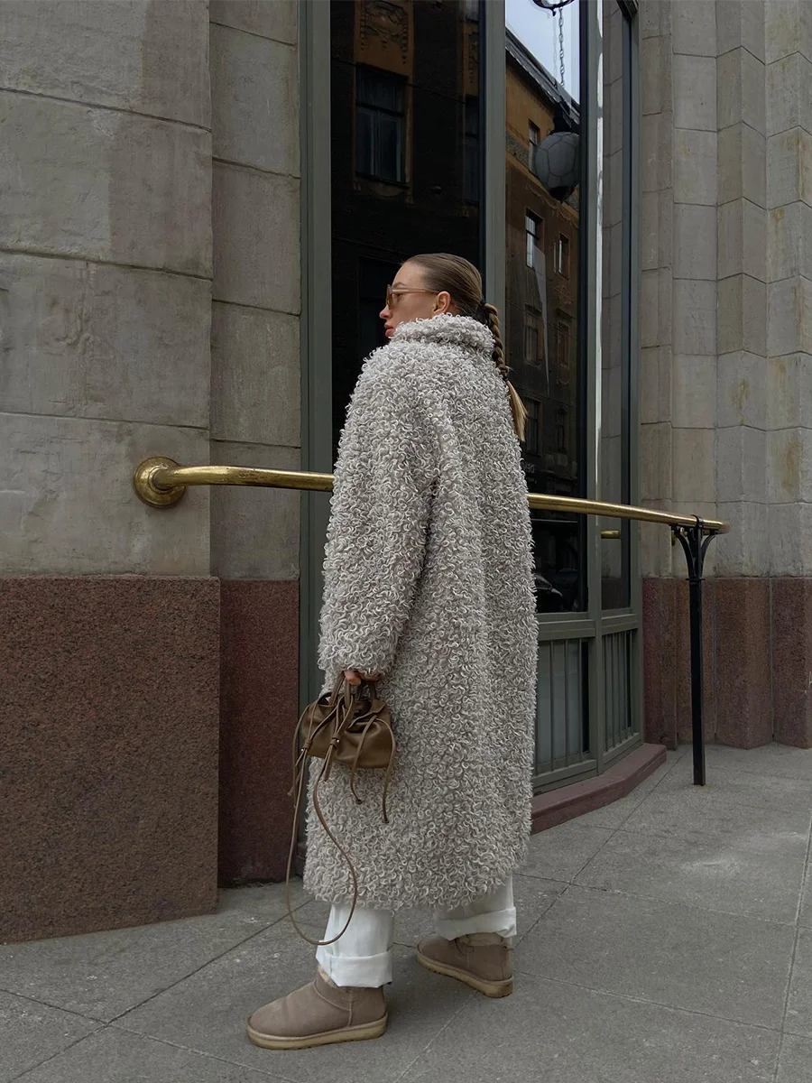 Серое шерстяное длинное пальто из искусственного меха для женщин - Фотография_3