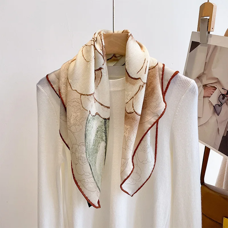 Шелковый женский шарф на осень-зиму