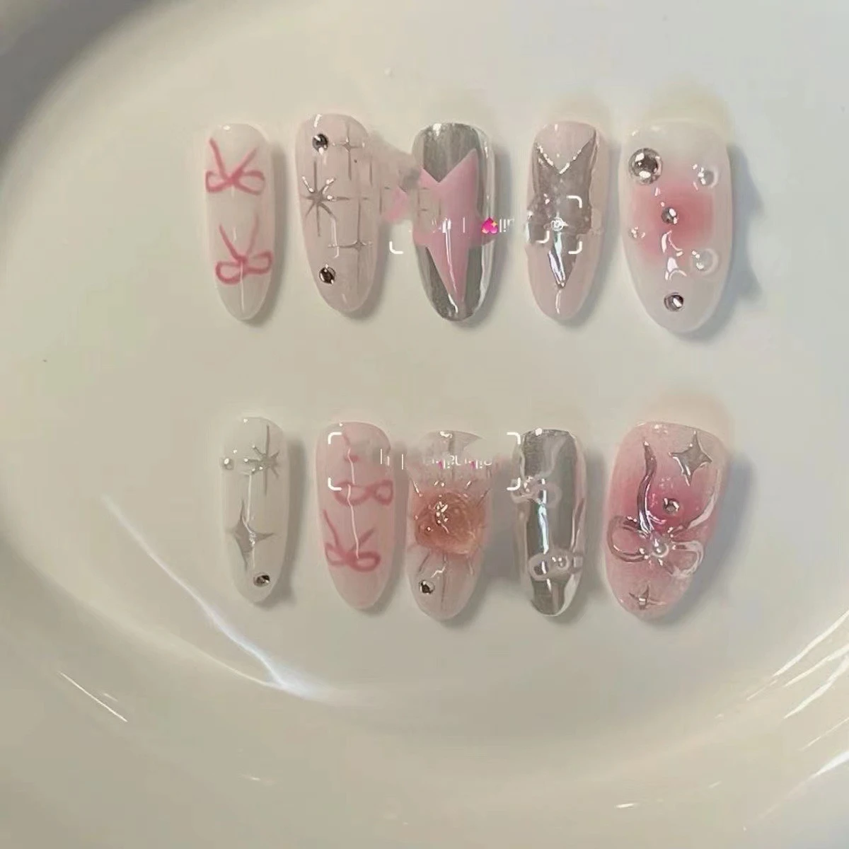 Y2k красочные средние миндалевидные ногти ручной работы - Фотография_3