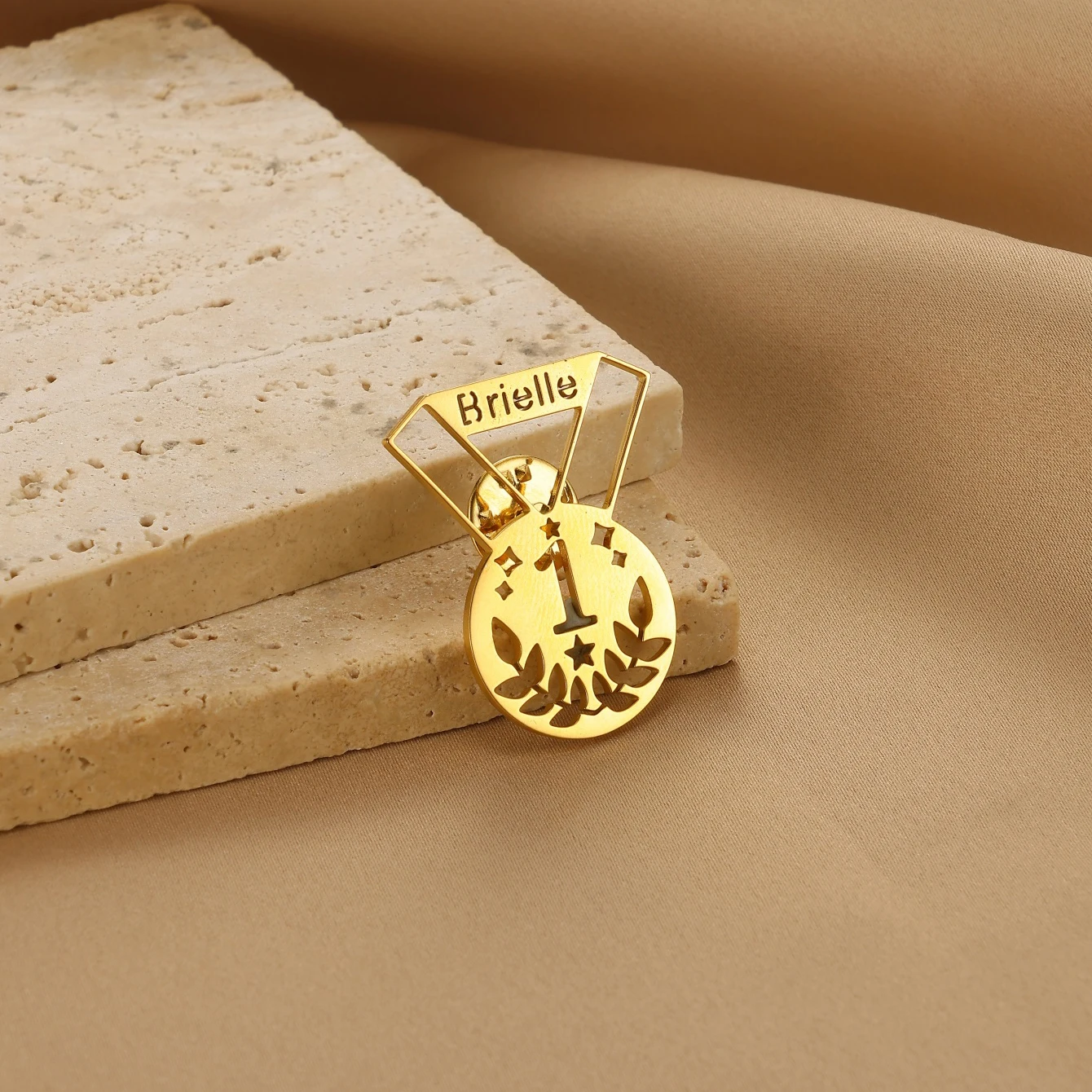 Броши с именем и номером на заказ для женщин и мужчин - Фотография_2