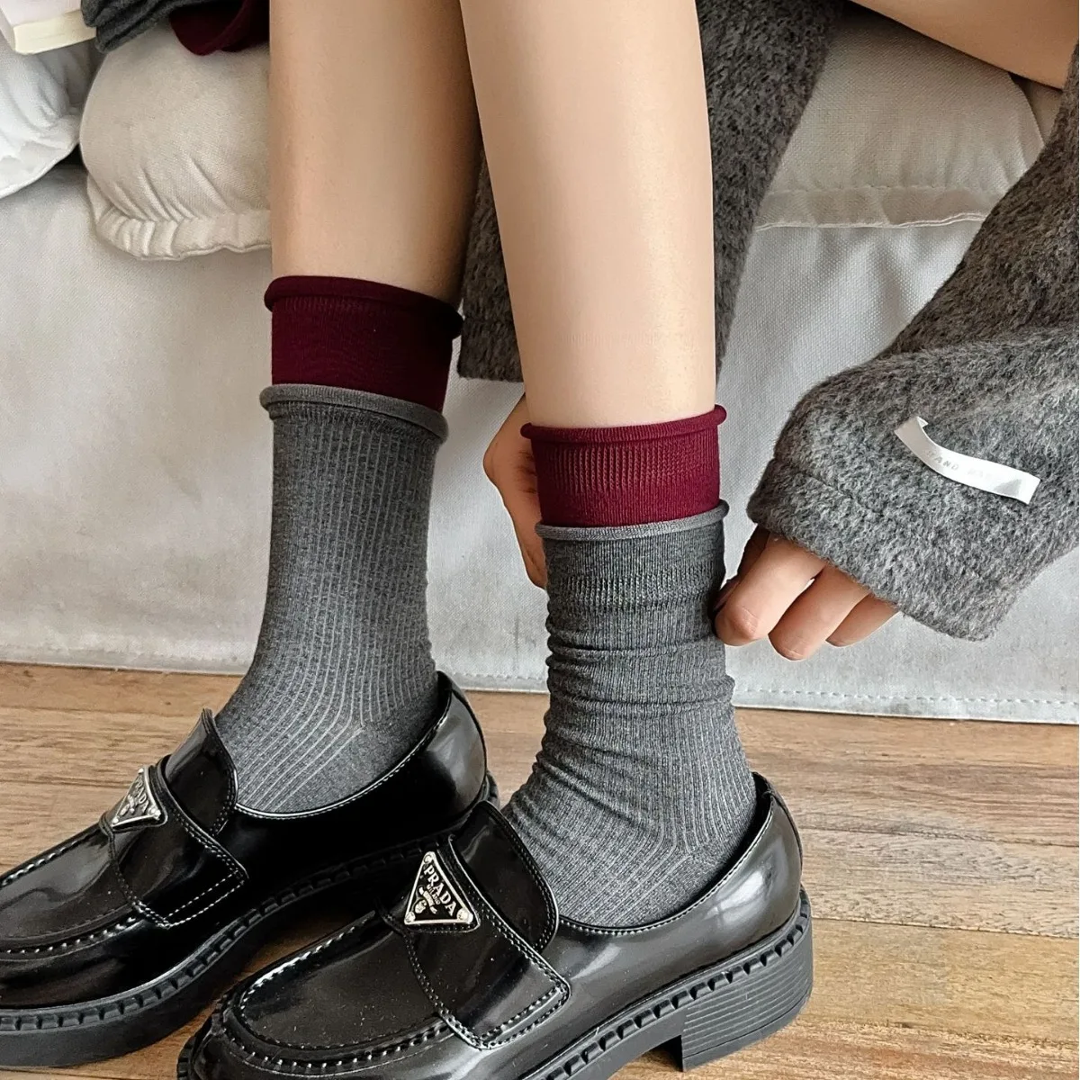 Красные полосатые носки средней - Фотография_4