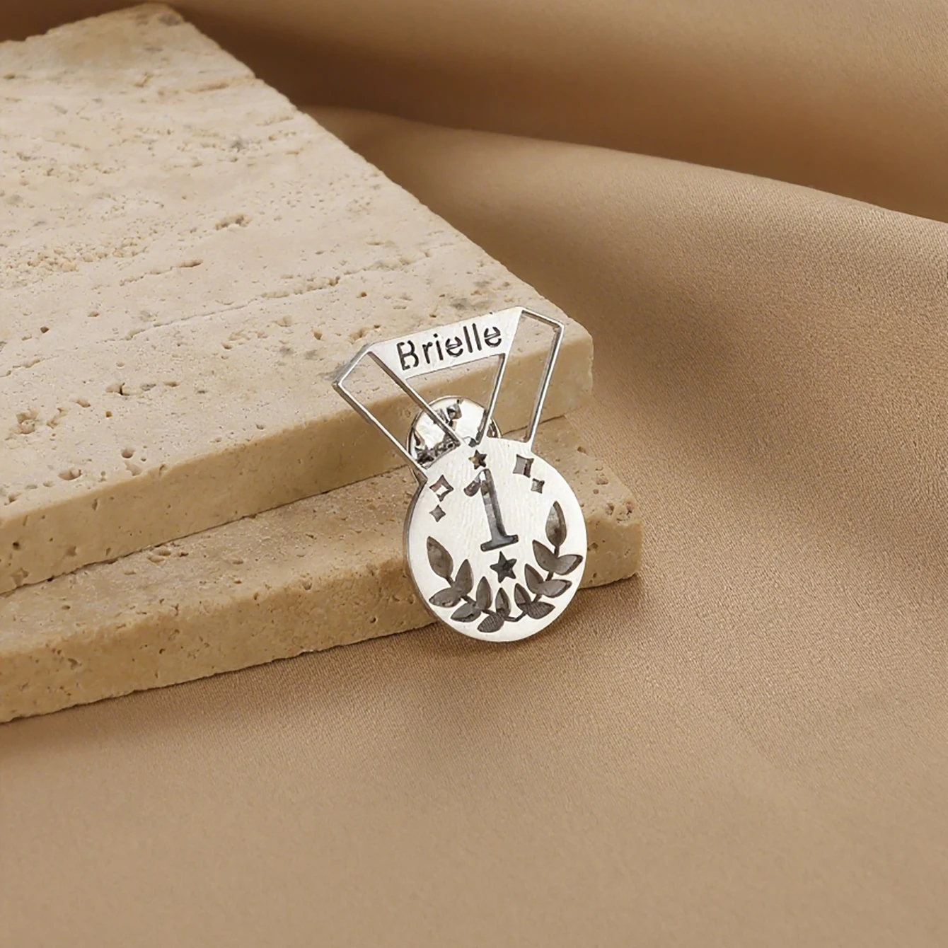 Броши с именем и номером на заказ для женщин и мужчин - Фотография_3