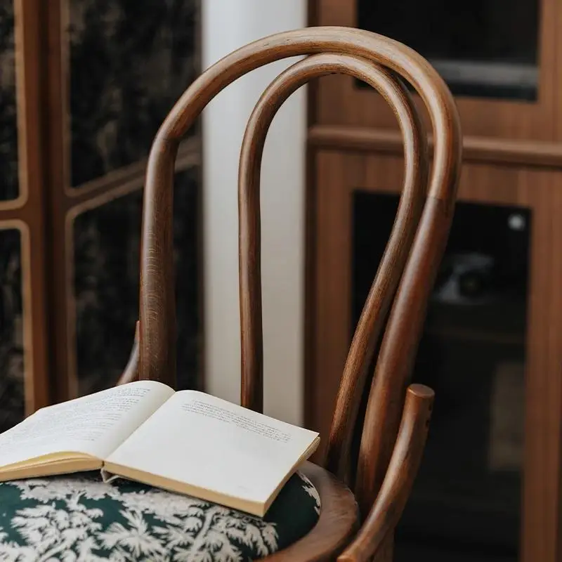 Эргономичные барные стулья из цельного дерева - Фотография_4