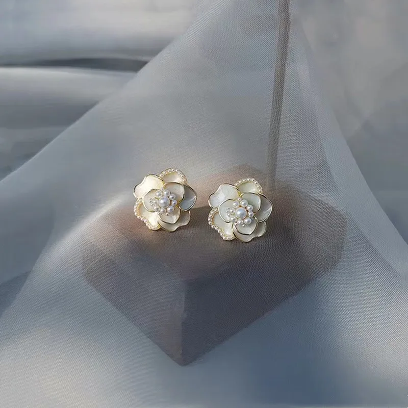 Изысканные серьги-гвоздики белого цвета с камелией - Фотография_4