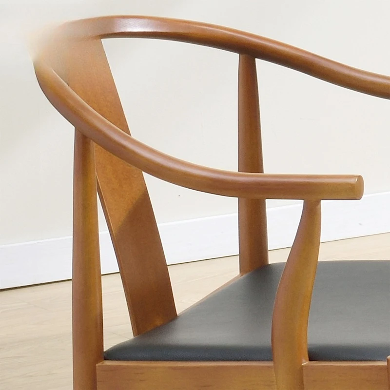 Стул с подлокотником из цельного дерева - Фотография_4