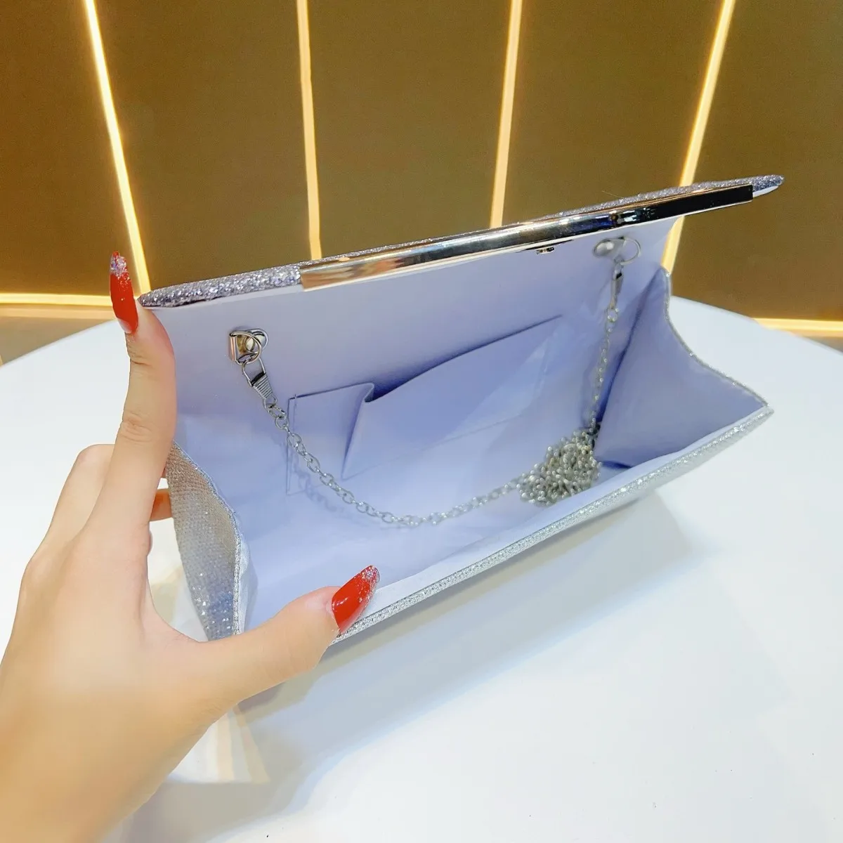 Элегантный блестящий клатч - Фотография_3