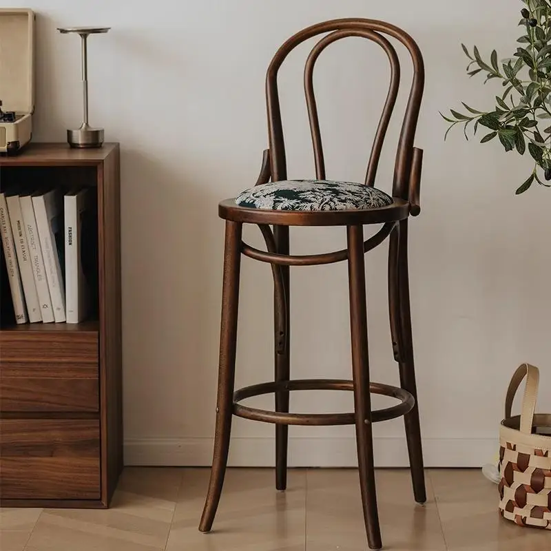 Эргономичные барные стулья из цельного дерева