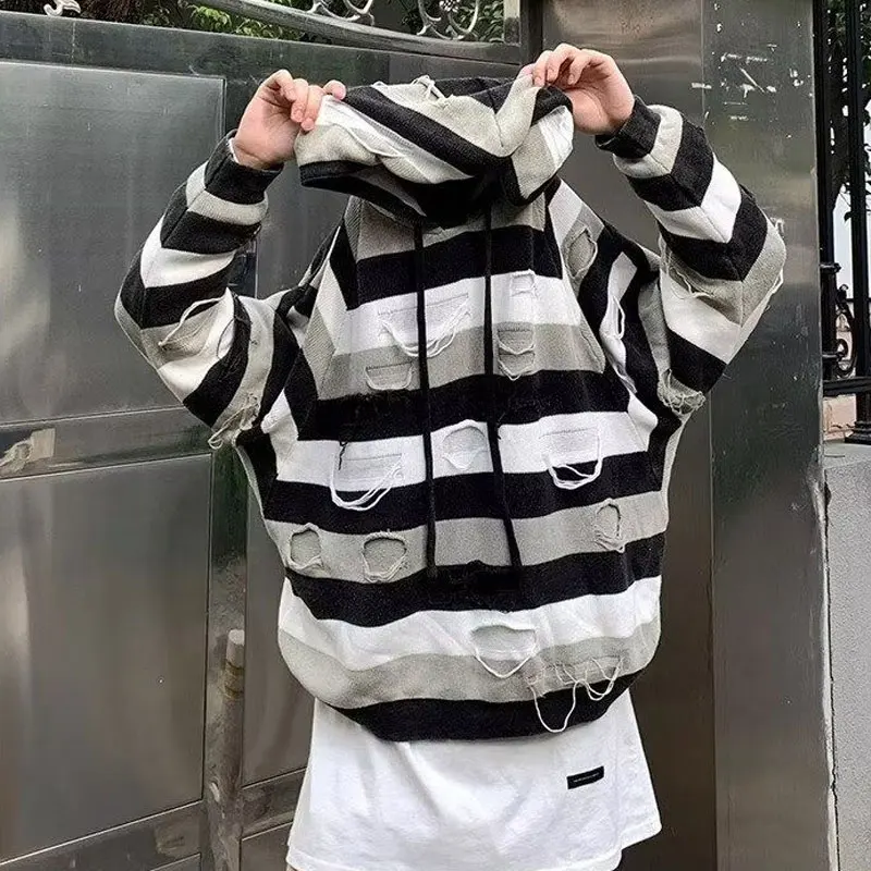 Модные вязаные пуловеры с капюшоном и дырками - Фотография_2