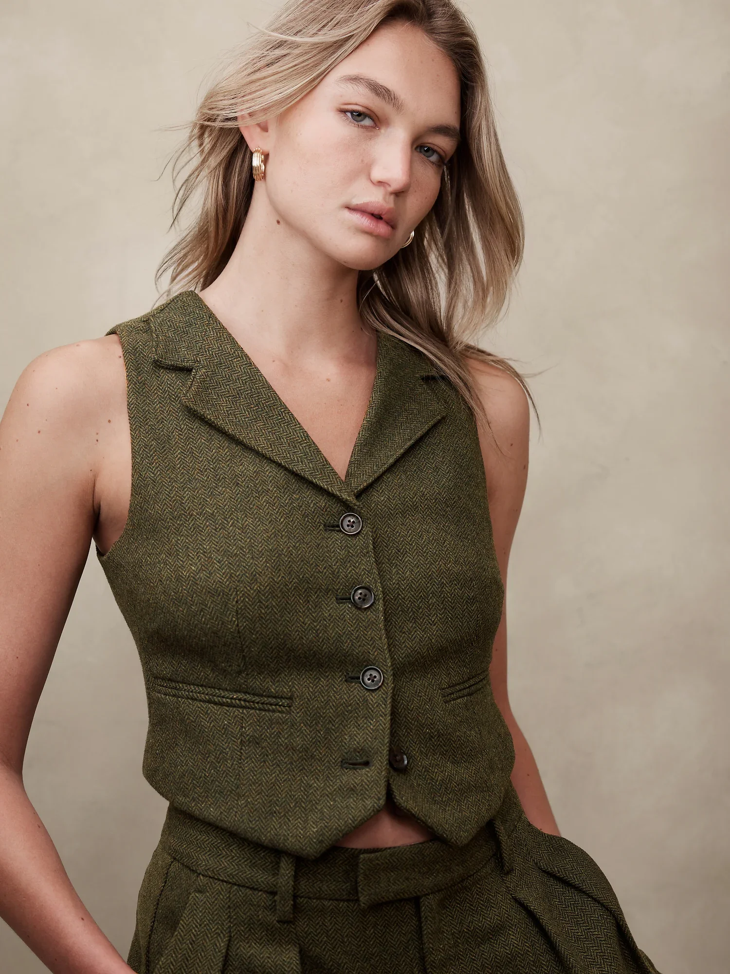 Женский твидовый жилет в елочку