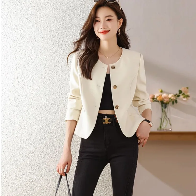 Белый, черный блейзер