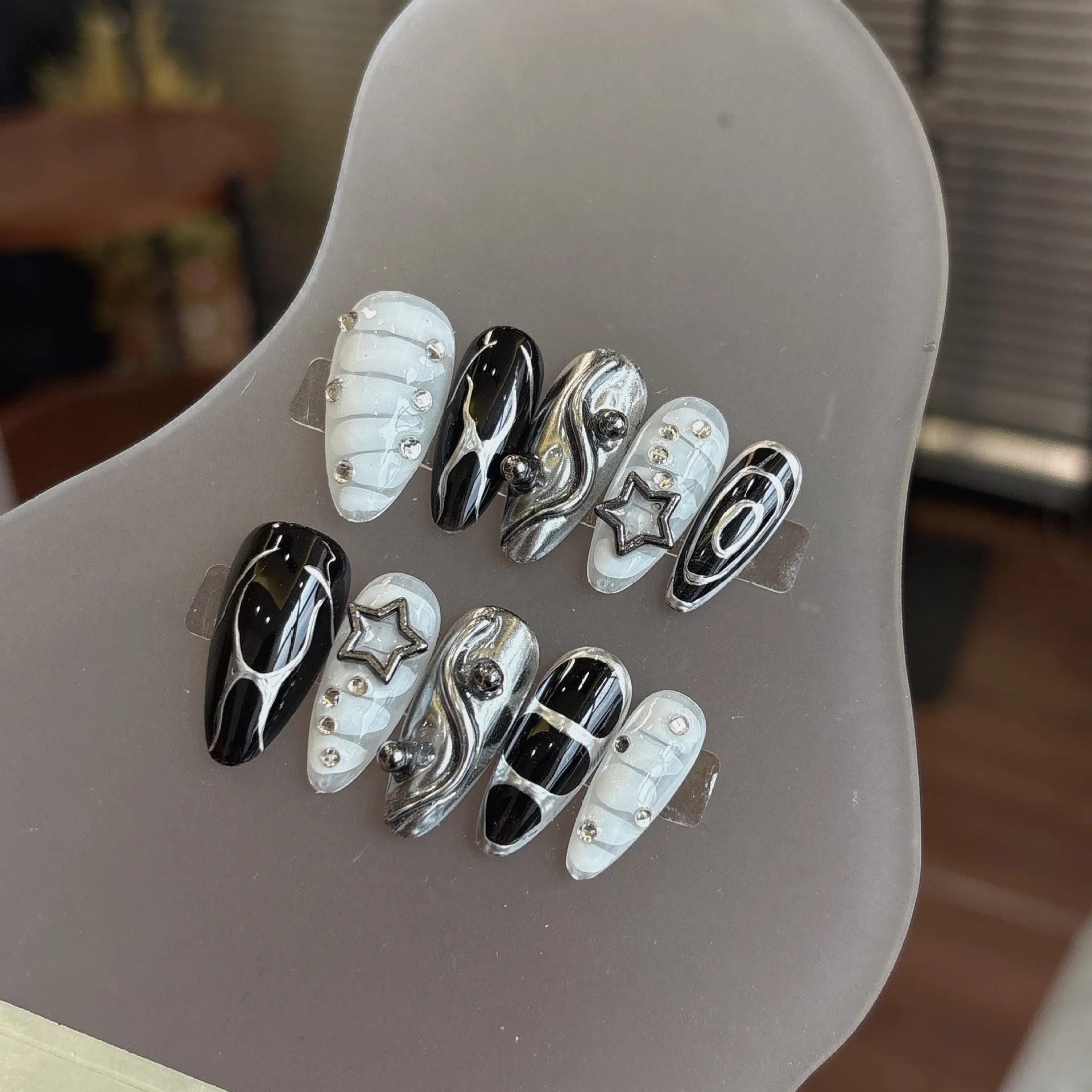 Накладные ногти ручной работы с миндалем