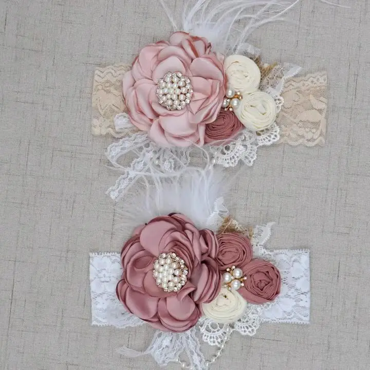 Шифоновая повязка на голову с перьями и цветами и бриллиантами - Фотография_3