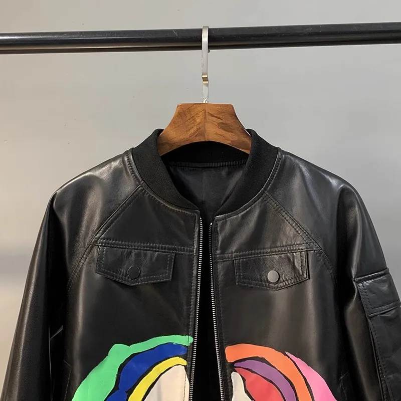 Женская цветная кожаная бейсбольная куртка с граффити - Фотография_3