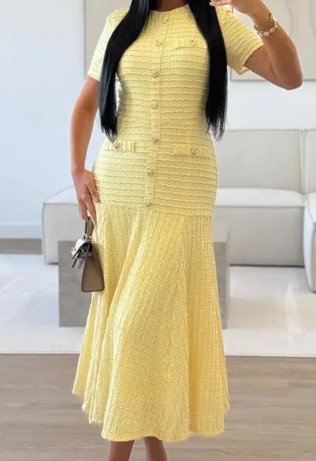 Простое и элегантное платье с короткими рукавами на пуговицах - Фотография_5