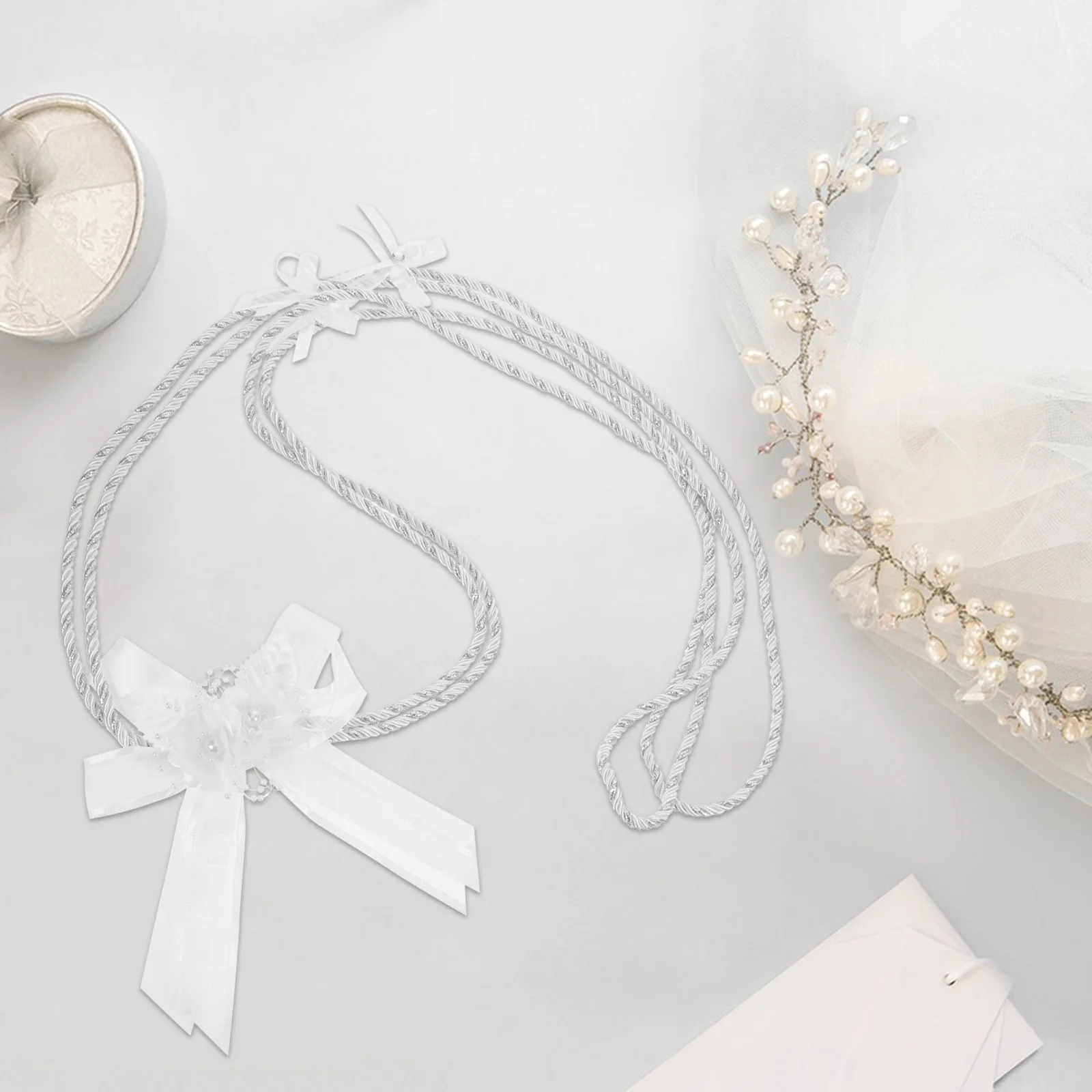Белая свадебная веревка лоссо с романтическим бантом и жемчугом - Фотография_6