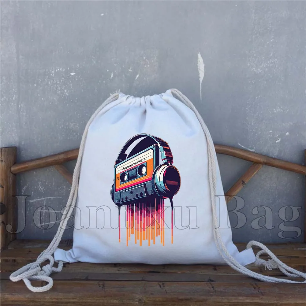 Кассетная лента 80-х годов с цветочным принтом в стиле ретро - Фотография_2