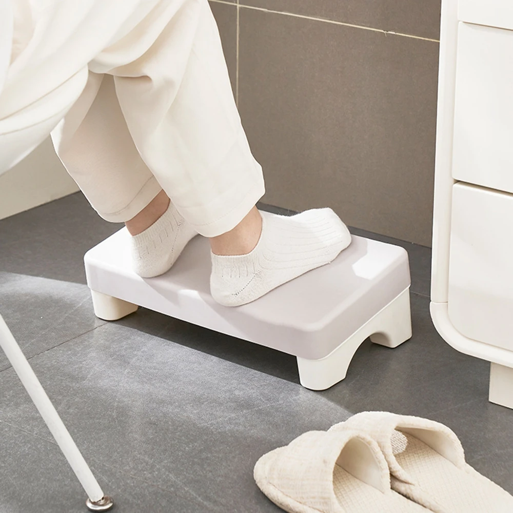 Табурет для ног под столом