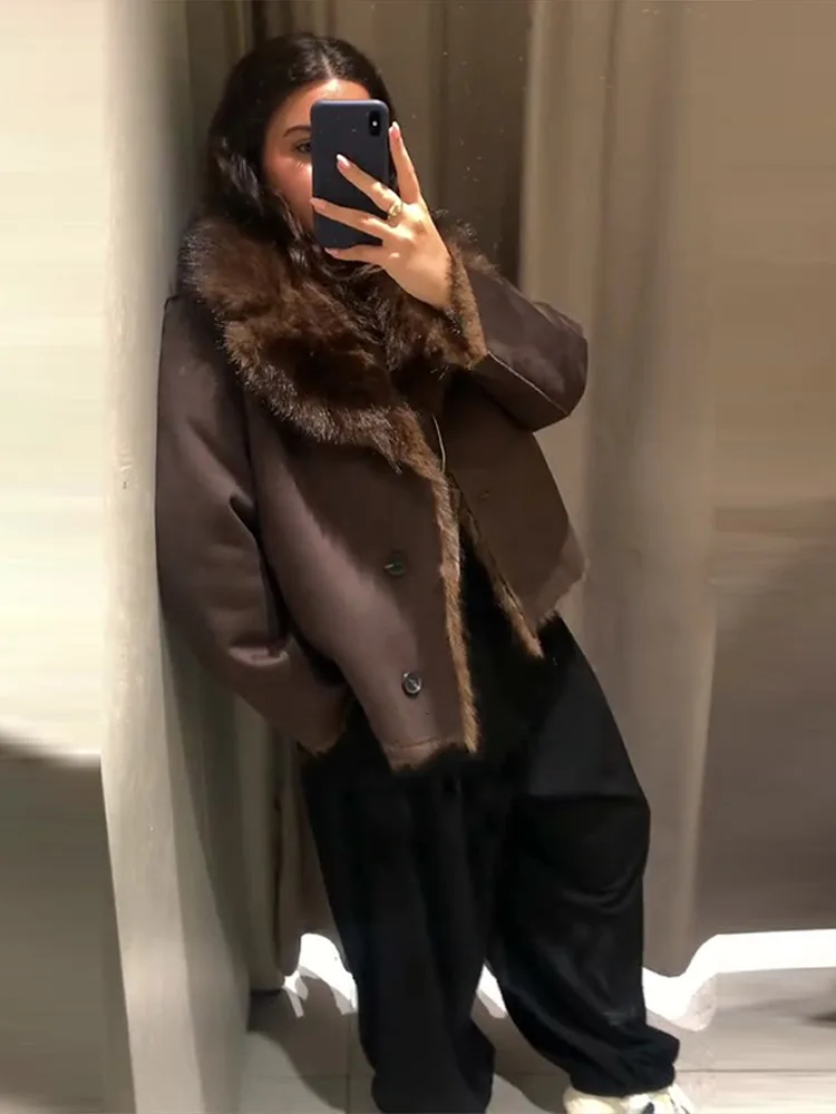 Свободное женское пальто из искусственного меха со вставками - Фотография_6