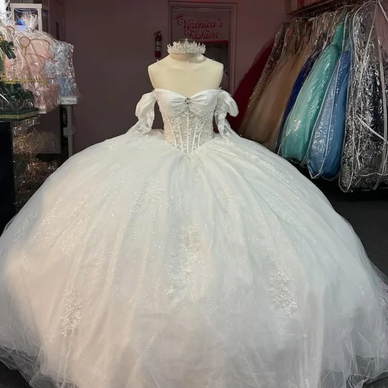 Блестящее белое платье quinceanera с плечами - Фотография_3