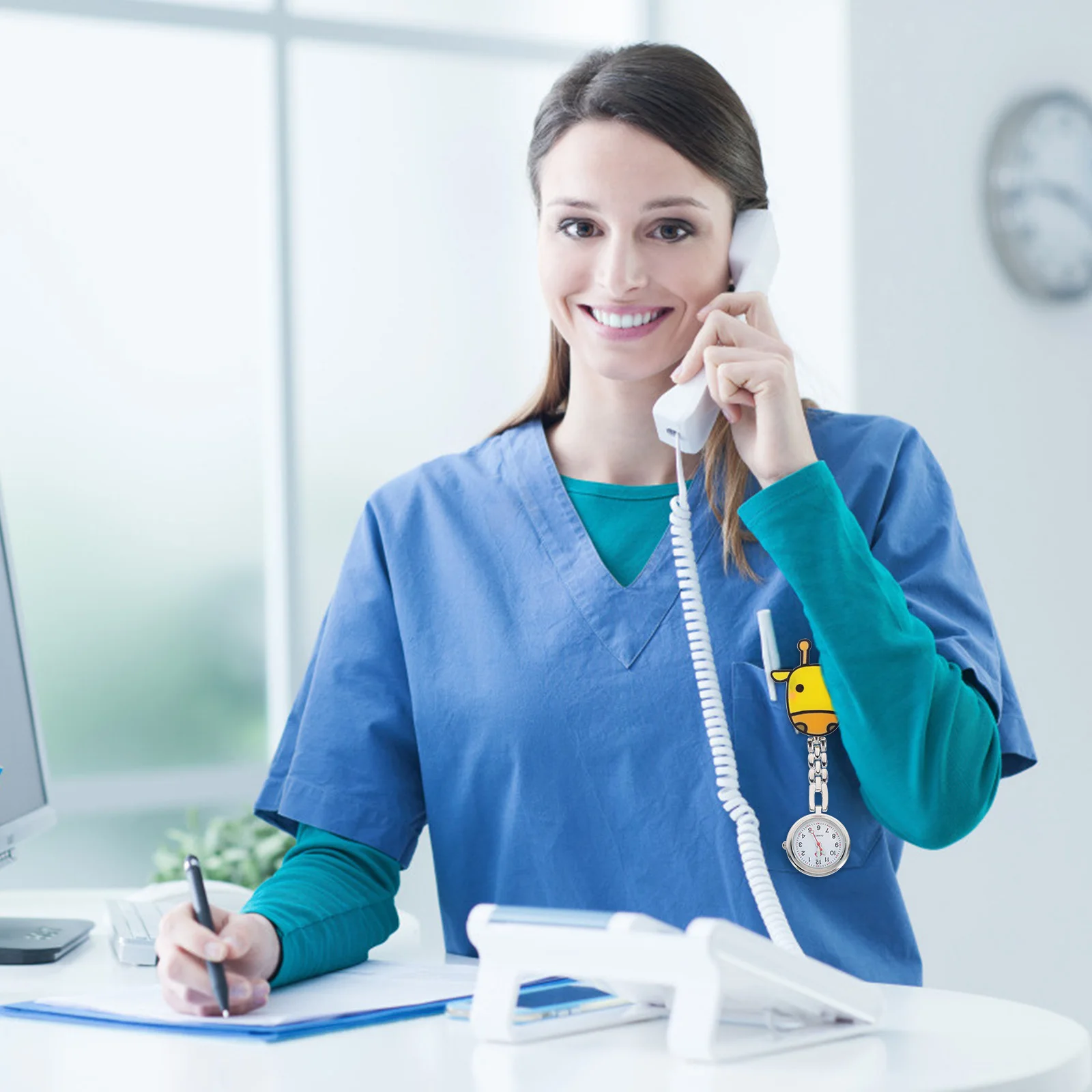 Часы для медсестры с мультяшным узором - Фотография_3