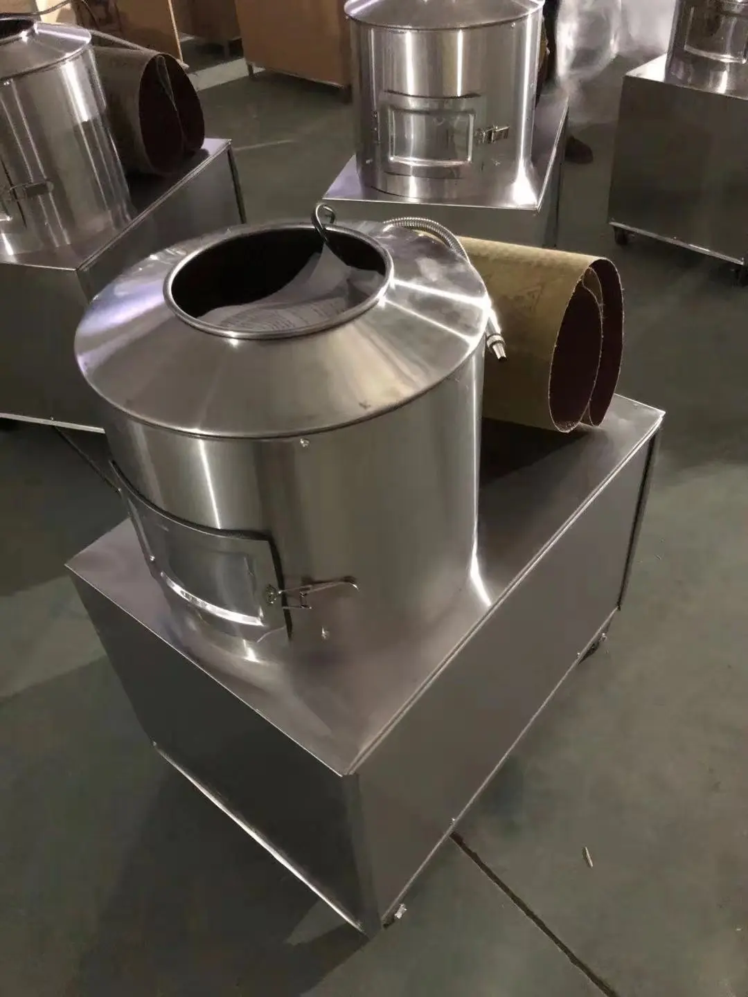 Промышленная машина для очистки овощей