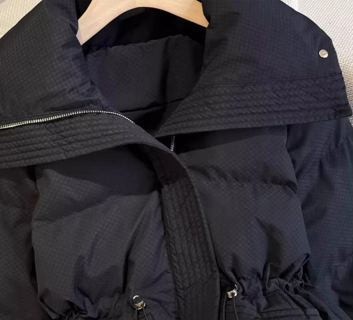 Зимняя утепленная куртка с коротким воротником-стойкой - Фотография_4