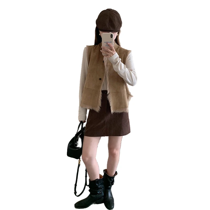 Женский кожаный жилет с меховым воротником без рукавов - Фотография_6