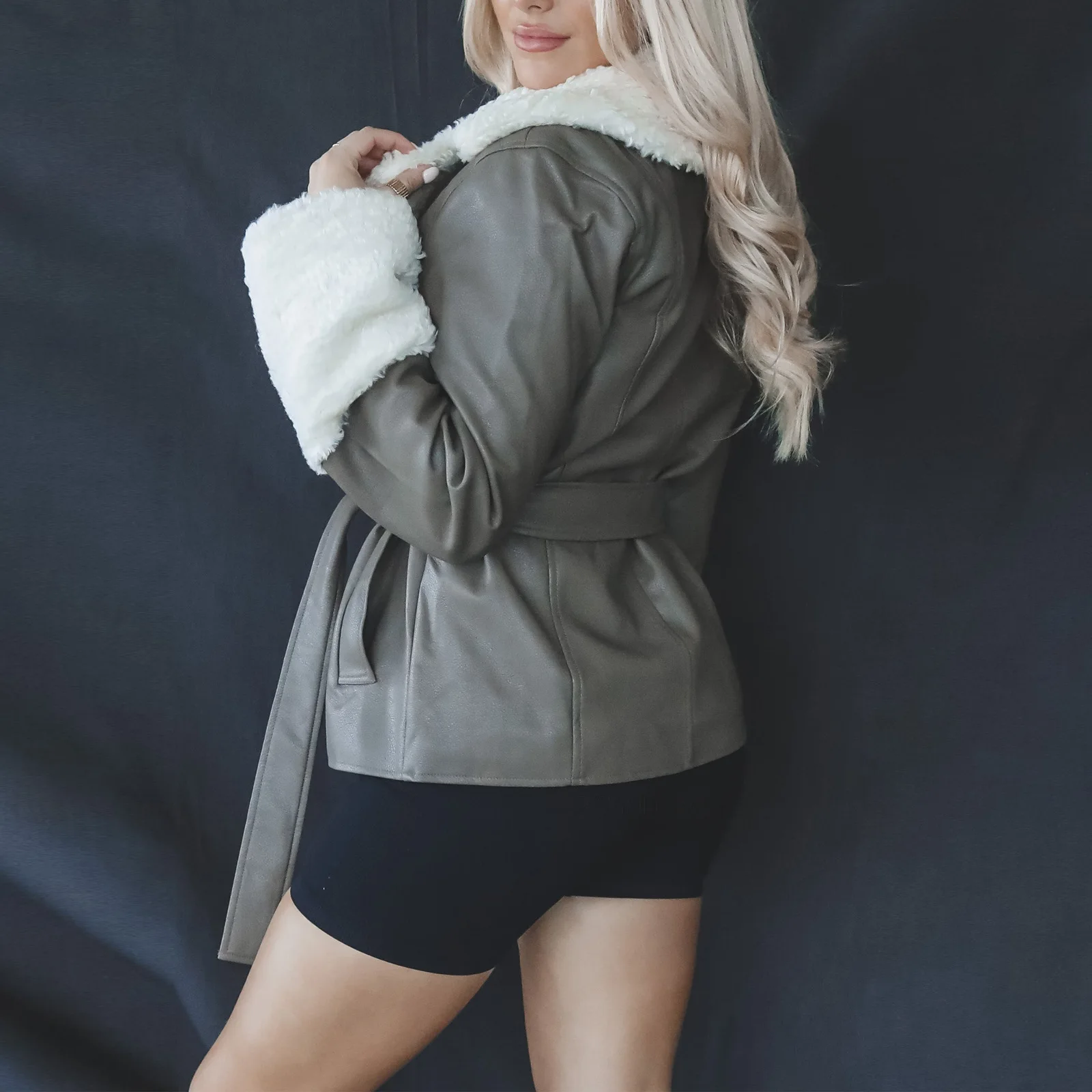 Женская куртка с воротником - Фотография_4
