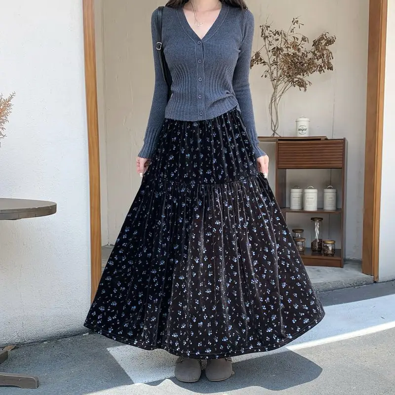 Бархатная юбка средней длины в стиле ретро - Фотография_3