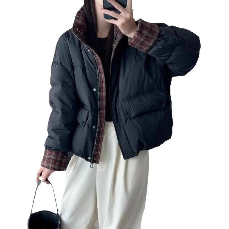 Женское белое пальто на утином пуху в стиле пэчворк контрастных цветов - Фотография_5