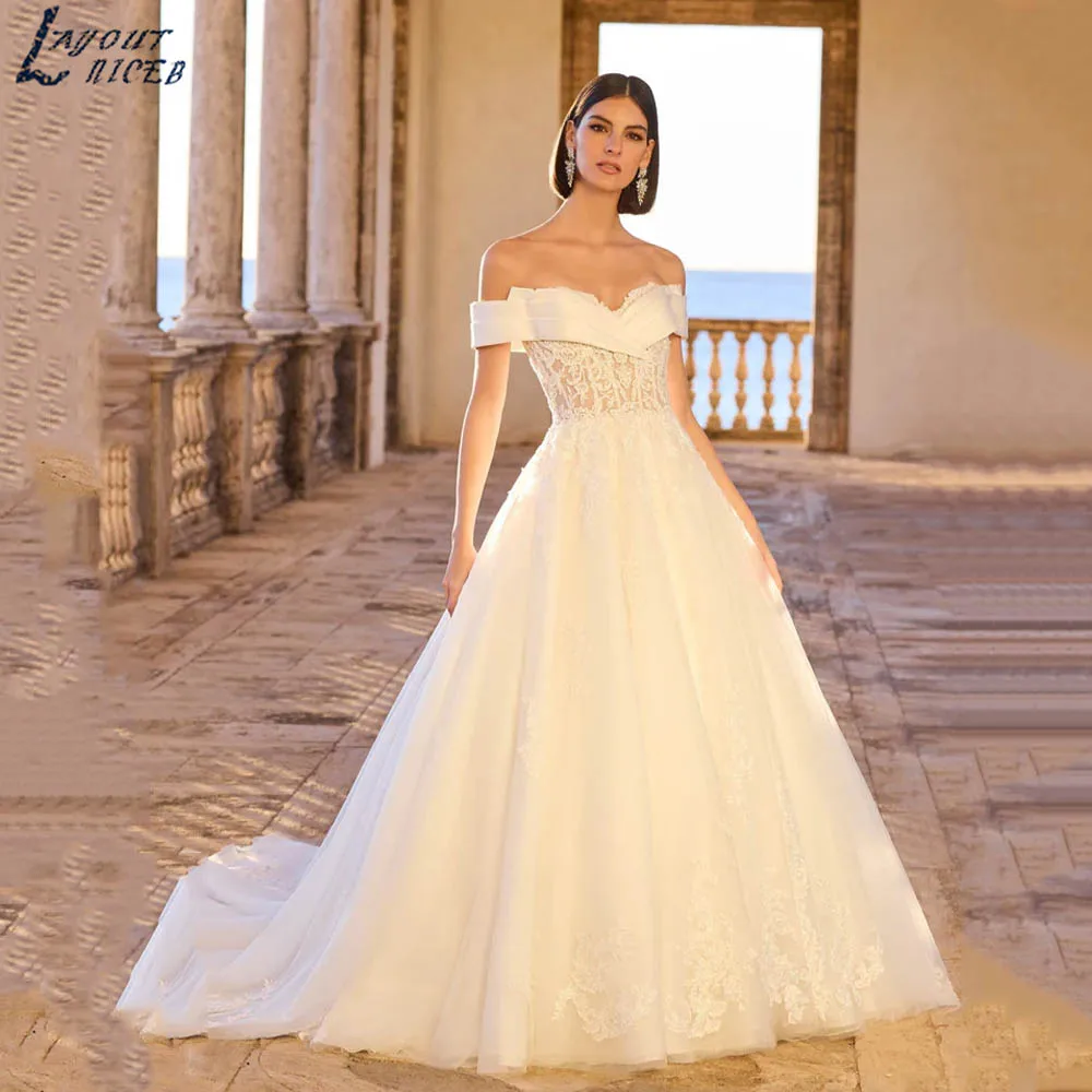 Классическое свадебное платье с открытыми плечами