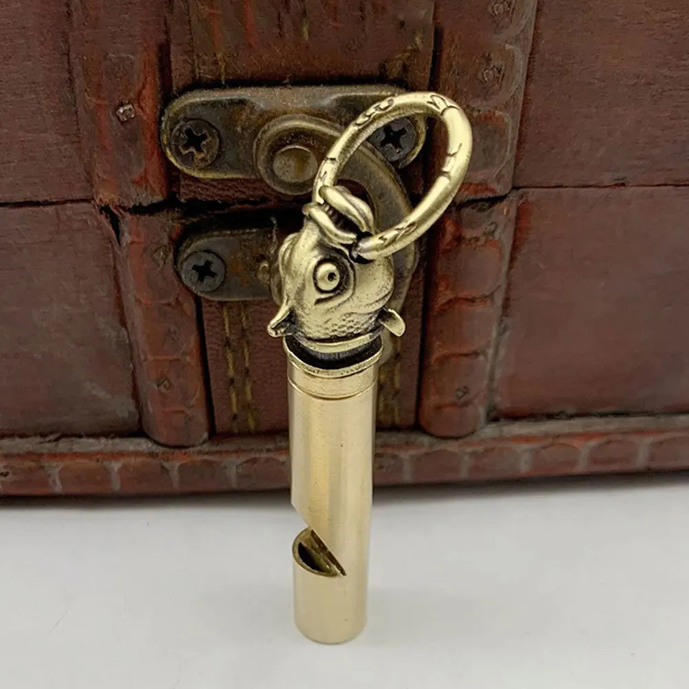 Маленький латунный брелок со свистком