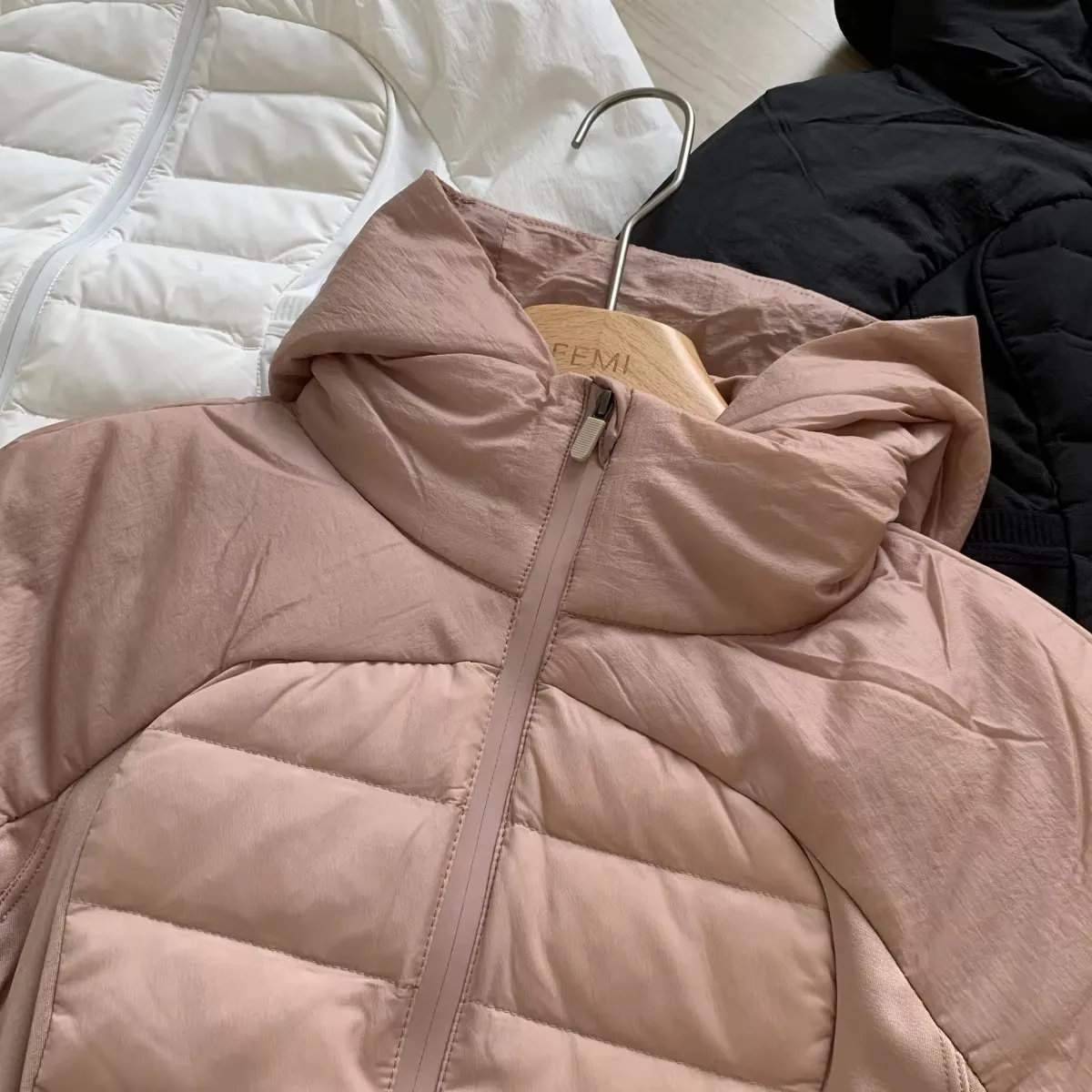 Женский ультралегкий пуховик из 90% белого утиного пуха - Фотография_4