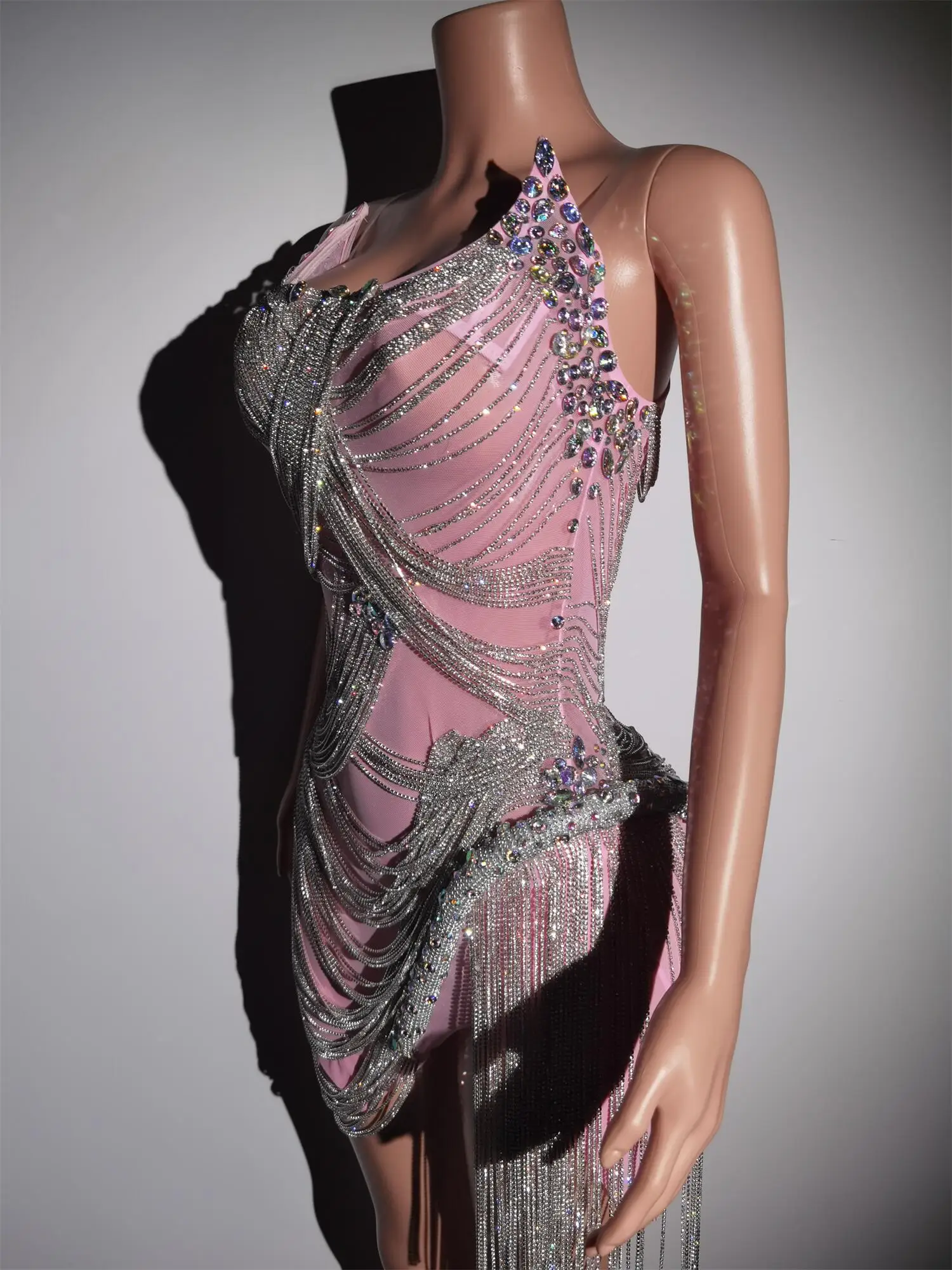 Платье со стразами и бахромой - Фотография_4