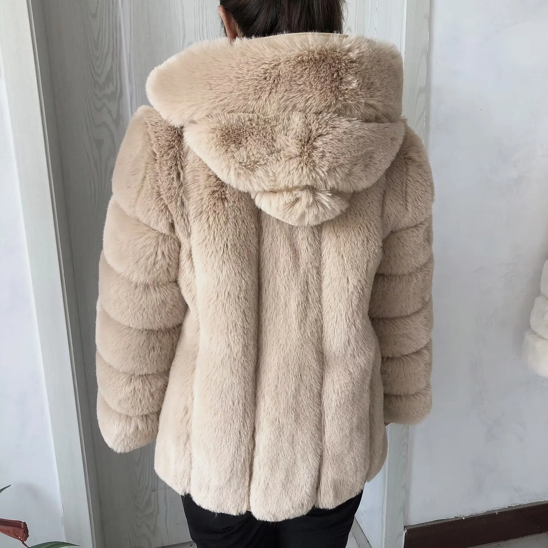 Женское пальто с капюшоном из искусственного меха
